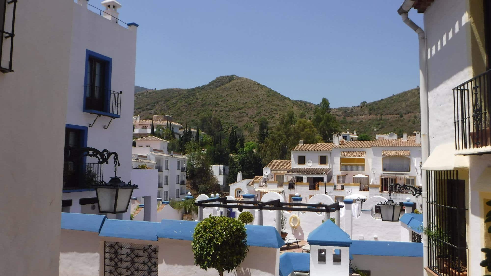 Whitewashed houses and mountains in Benahavís village